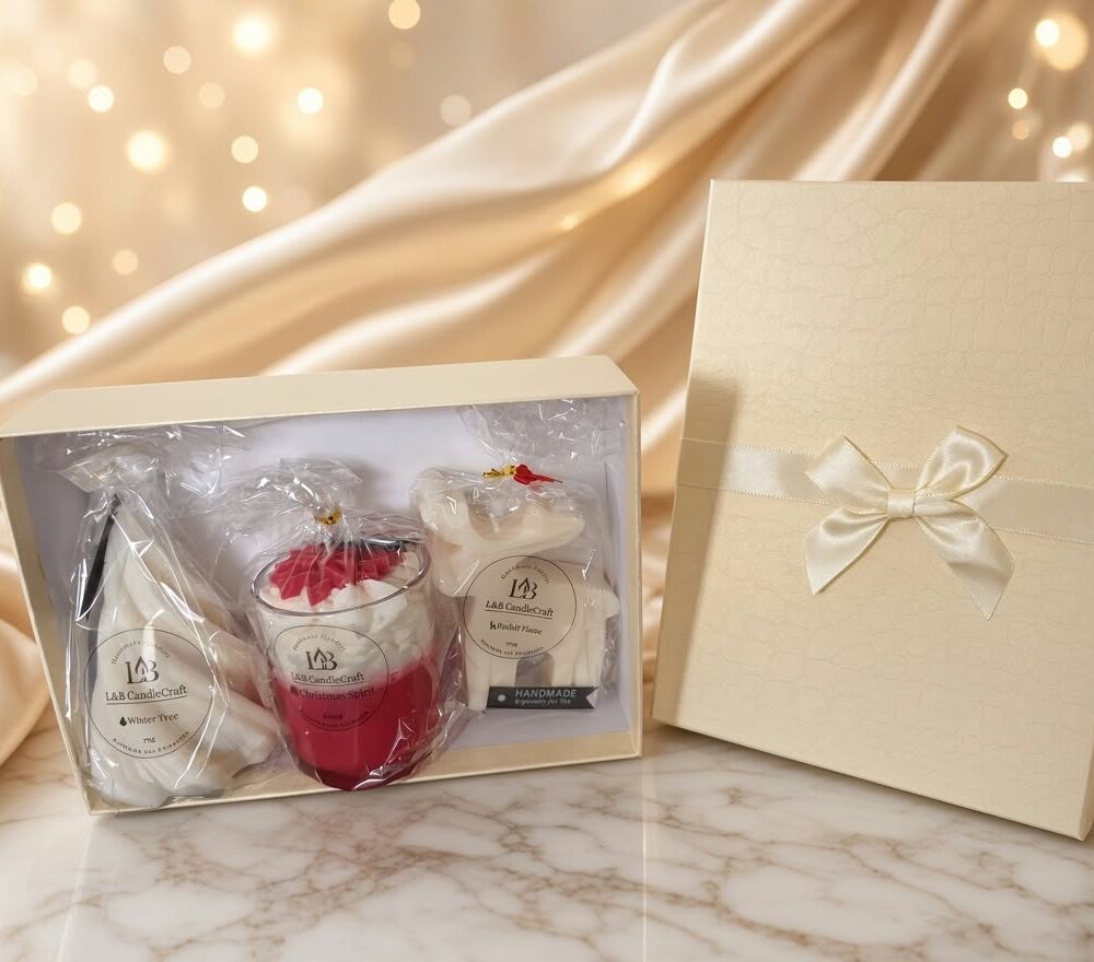 Luxury Geschenkbox mit Duftkerzen von L&B CandleCraft – Christmas Spirit, Rudolf und Winter Tree in einer eleganten Ivory-Geschenkbox