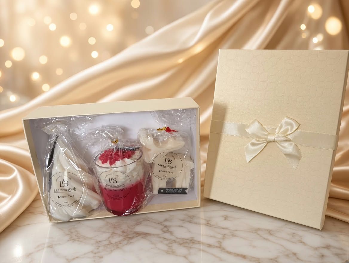 Luxury Geschenkbox mit Duftkerzen von L&B CandleCraft – Christmas Spirit, Rudolf und Winter Tree in einer eleganten Ivory-Geschenkbox